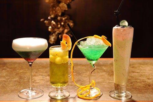 调酒师是在酒吧或餐厅专门从事配制酒水,销售酒水的人员.